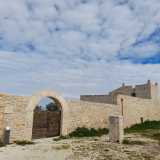 Lasciamo ora questo posto millenario e ripercorriamo la via per Corato, dalla quale scorgiamo la Torre di Pacciano, a pianta rettangolare e di altezza modesta: 6,5 metri per due piani